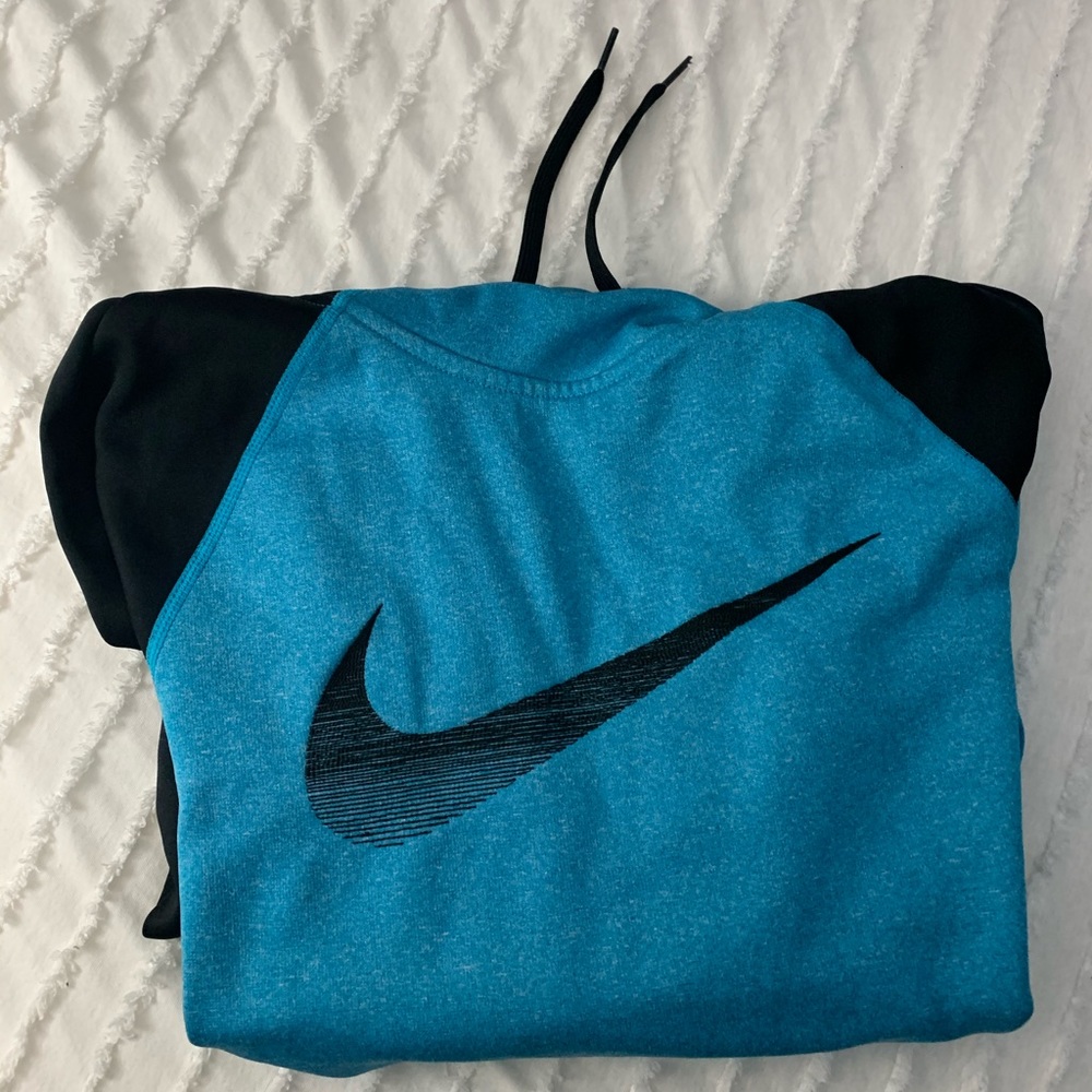 Women’s Nike sweatshirt